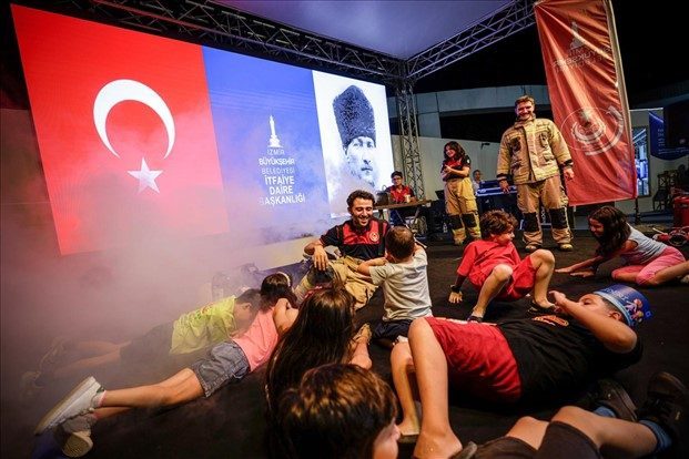 İtfaiyeciler Fuarda Çocuklara Acil Durum Eğitimi Verdi