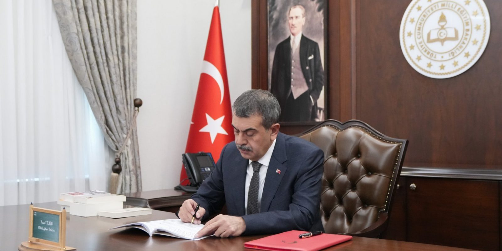 BAKAN TEKİN'DEN YENİ EĞİTİM ÖĞRETİM YILI DOLAYISIYLA ÖĞRETMENLERE VE BAKANLIK PERSONELİNE VİDEO MESAJ